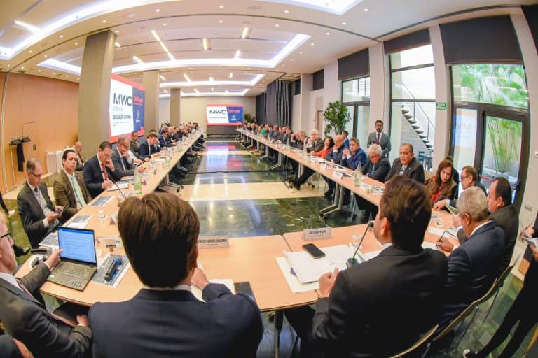 Reunião de alta direção com foco em estratégia e relacionamento institucional.