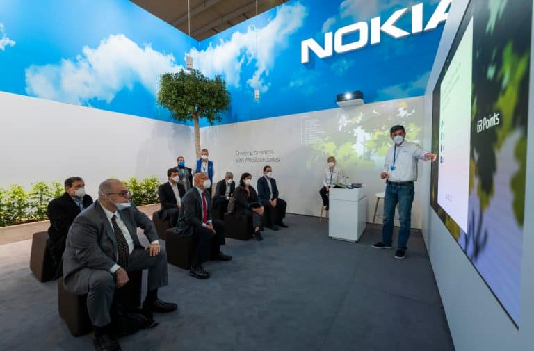Tecnologia e inovação em evento corporativo com equipe apresentando soluções digitais para negócios.